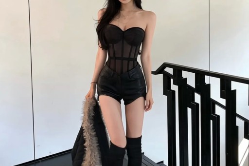 美女网红直播热度低迷索性直接睡觉张嘴模样让直播间热度破万