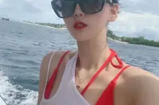 21岁女孩靠“隐私部位”年赚8300万美元比肩詹姆斯！这届网红为何集体反着穿？