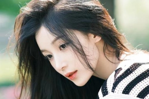 大瓜！曝某95后顶流女星自称是合作男演员的女友对方受不了死缠烂打拉黑了她
