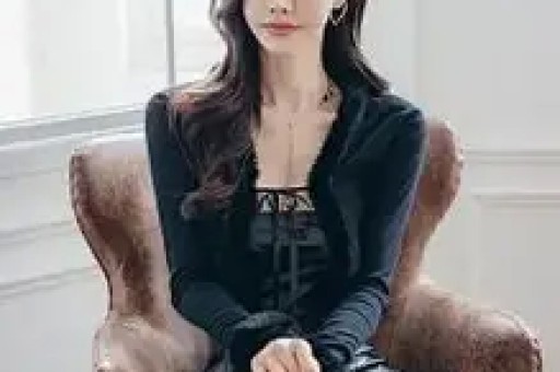 阿 Sa 望向林志玲眼神暗藏深意仿佛藏着锋芒嘴角扬起却笑意不达眼底皮笑肉不笑的微妙神态格外耐人寻味